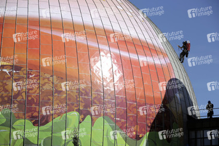Zeiss-Großplanetarium wird zum 30m großen Burger, Berlin