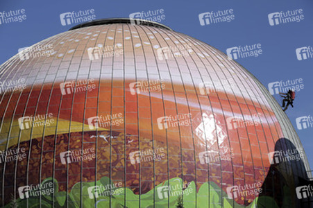 Zeiss-Großplanetarium wird zum 30m großen Burger, Berlin