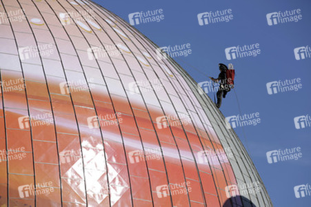 Zeiss-Großplanetarium wird zum 30m großen Burger, Berlin