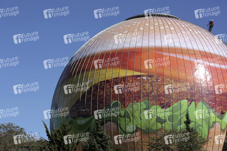 Zeiss-Großplanetarium wird zum 30m großen Burger, Berlin