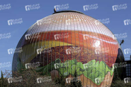 Zeiss-Großplanetarium wird zum 30m großen Burger, Berlin