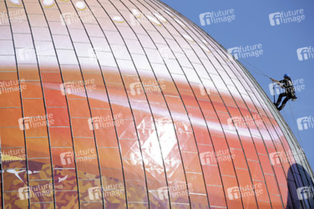 Zeiss-Großplanetarium wird zum 30m großen Burger, Berlin