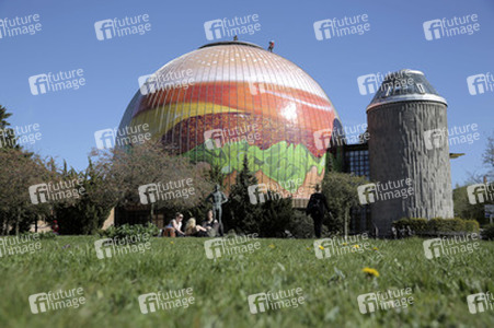 Zeiss-Großplanetarium wird zum 30m großen Burger, Berlin