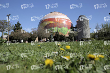 Zeiss-Großplanetarium wird zum 30m großen Burger, Berlin