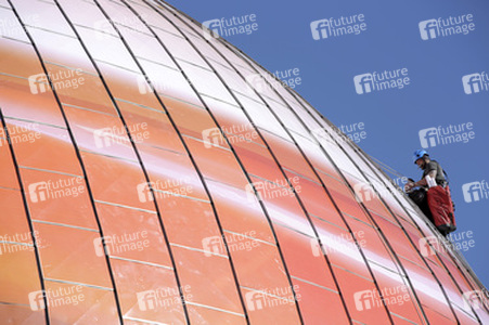 Zeiss-Großplanetarium wird zum 30m großen Burger, Berlin
