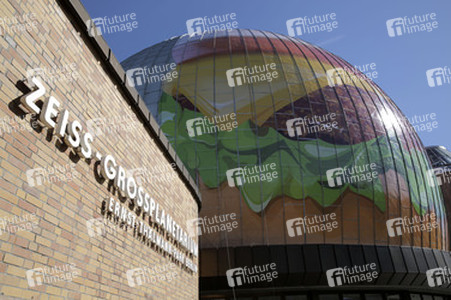 Zeiss-Großplanetarium wird zum 30m großen Burger, Berlin