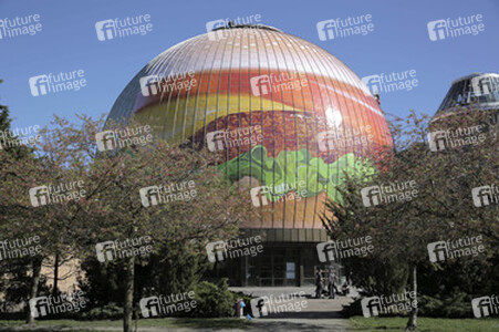 Zeiss-Großplanetarium wird zum 30m großen Burger, Berlin
