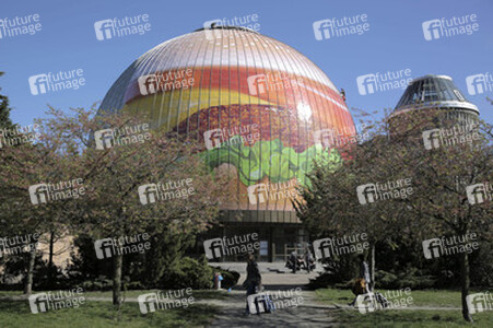 Zeiss-Großplanetarium wird zum 30m großen Burger, Berlin