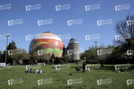Zeiss-Großplanetarium wird zum 30m großen Burger, Berlin
