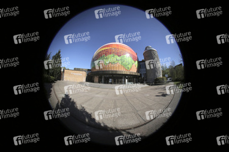 Zeiss-Großplanetarium wird zum 30m großen Burger, Berlin