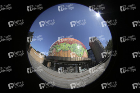 Zeiss-Großplanetarium wird zum 30m großen Burger, Berlin