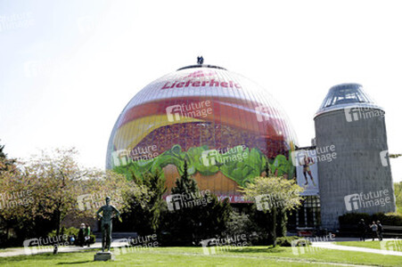 Zeiss-Großplanetarium Berlin als 30m großen Burger
