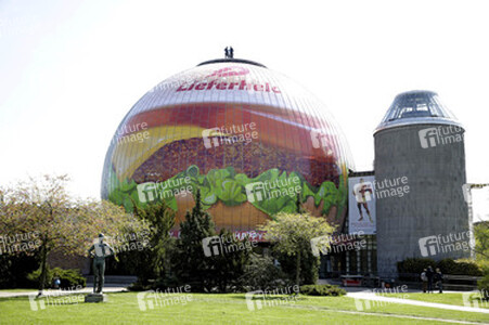 Zeiss-Großplanetarium Berlin als 30m großen Burger