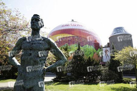 Zeiss-Großplanetarium Berlin als 30m großen Burger