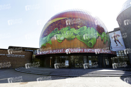 Zeiss-Großplanetarium Berlin als 30m großen Burger
