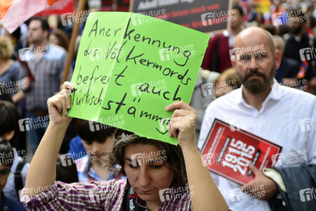 Armenier demonstrieiren in Berlin