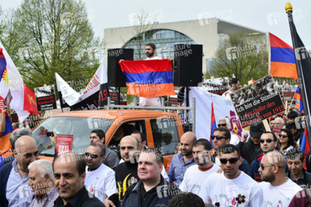 Armenier demonstrieiren in Berlin