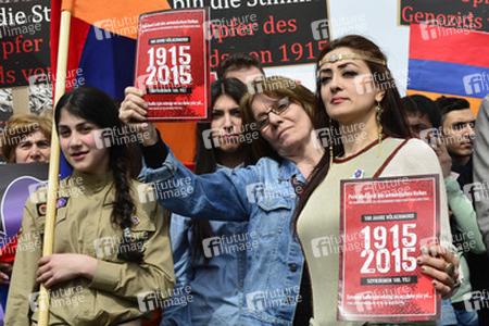 Armenier demonstrieiren in Berlin