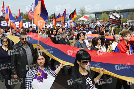 Armenier demonstrieiren in Berlin