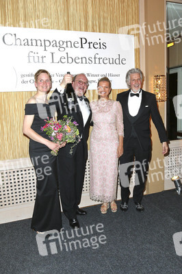 Verleihung vom Champagne Preis für Lebensfreude in Hamburg