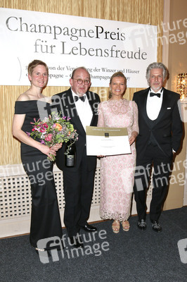 Verleihung vom Champagne Preis für Lebensfreude in Hamburg