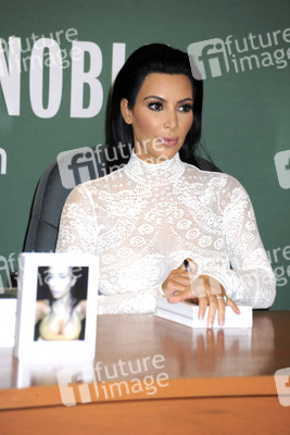 Kim Kardashian signiert ihr Buch 'Selfish' in New York