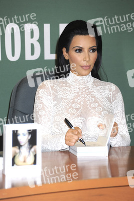 Kim Kardashian signiert ihr Buch 'Selfish' in New York