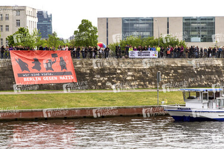 Gegendemo zur Demonstration gegen die Islamisierung und Amerikanisierung Europas in Berlin