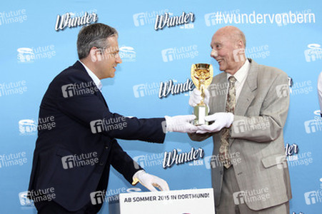 Präsentation des WM-Pokals 1954 im Stage Theater in Hamburg