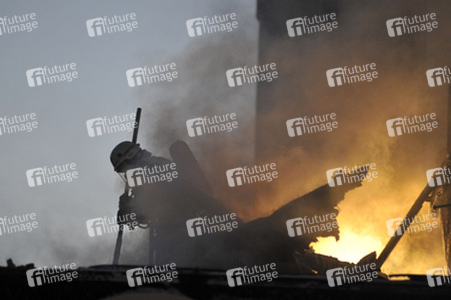 Feuerwehr bei Löscharbeiten in Berlin