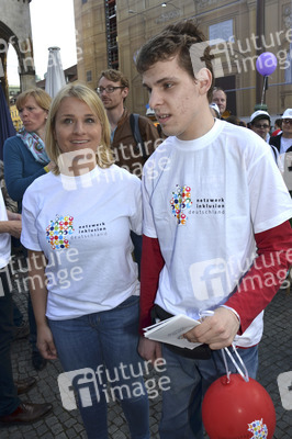Verena Bentele mit Fakellauf-Teilnehmer