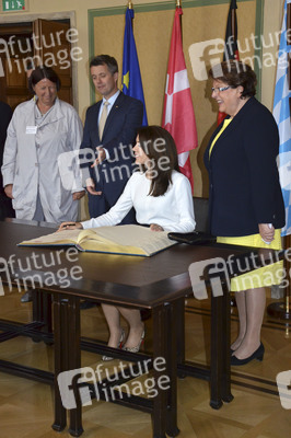 Eintrag des dänischen Kronprinzenpaares in das Ehrenbuch des Bayerischen Landtags in München