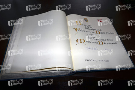 Eintrag des dänischen Kronprinzenpaares in das Ehrenbuch des Bayerischen Landtags in München