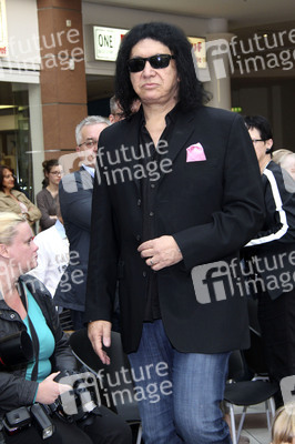 Gene Simmons auf Mauertour in Berlin