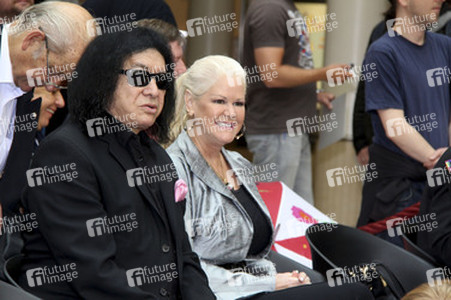 Gene Simmons auf Mauertour in Berlin