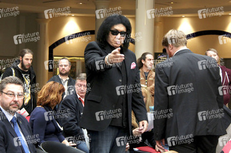 Gene Simmons auf Mauertour in Berlin