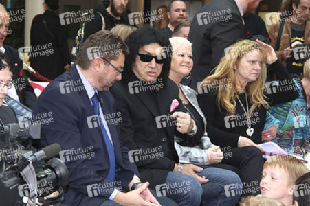 Gene Simmons auf Mauertour in Berlin