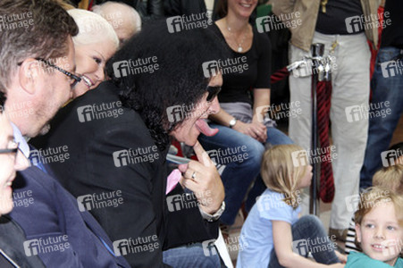 Gene Simmons auf Mauertour in Berlin