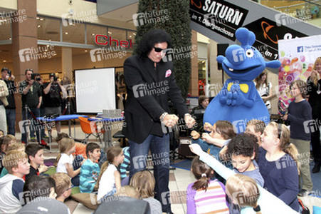 Gene Simmons auf Mauertour in Berlin