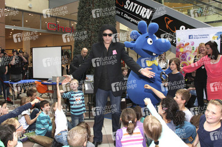 Gene Simmons auf Mauertour in Berlin