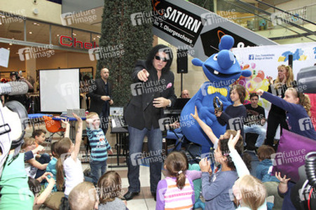 Gene Simmons auf Mauertour in Berlin