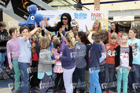 Gene Simmons auf Mauertour in Berlin