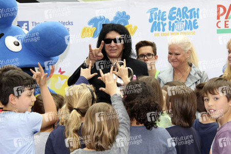 Gene Simmons auf Mauertour in Berlin