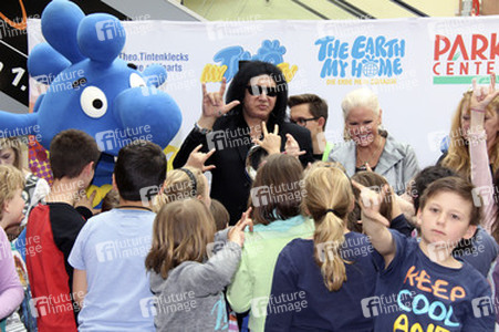 Gene Simmons auf Mauertour in Berlin