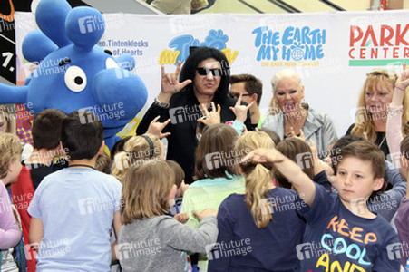 Gene Simmons auf Mauertour in Berlin