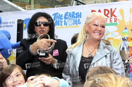 Gene Simmons auf Mauertour in Berlin
