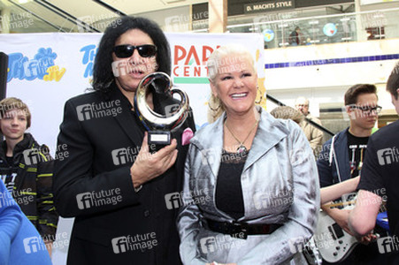 Gene Simmons auf Mauertour in Berlin