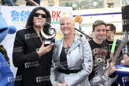 Gene Simmons auf Mauertour in Berlin