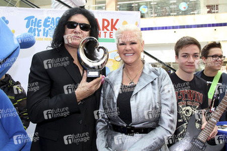 Gene Simmons auf Mauertour in Berlin