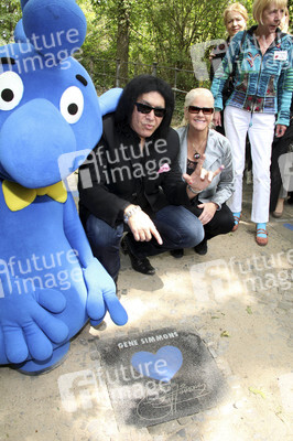 Gene Simmons auf Mauertour in Berlin